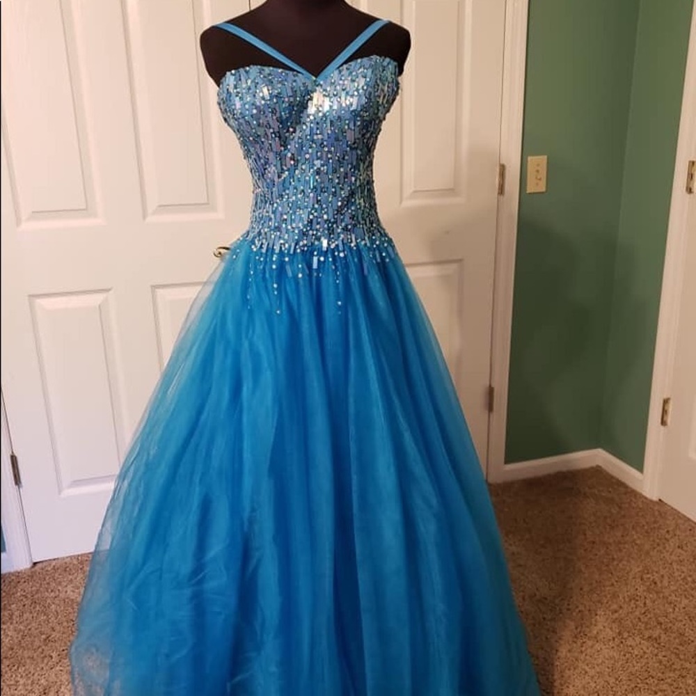 Ellie Wilde prom dress